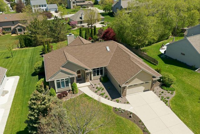 13230 Foxwood DRIVE, New Berlin, WI 53151