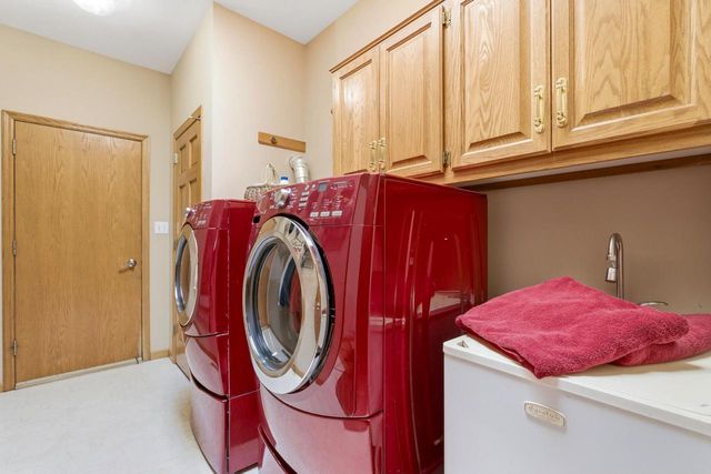 13230 Foxwood DRIVE, New Berlin, WI 53151