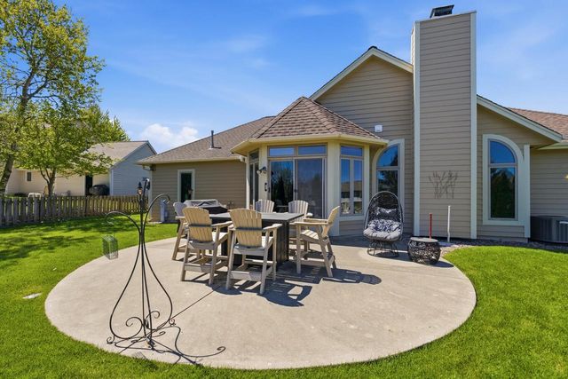 13230 Foxwood DRIVE, New Berlin, WI 53151