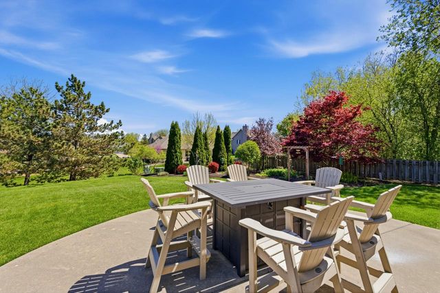 13230 Foxwood DRIVE, New Berlin, WI 53151