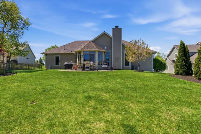 13230 Foxwood DRIVE, New Berlin, WI 53151