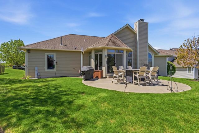 13230 Foxwood DRIVE, New Berlin, WI 53151
