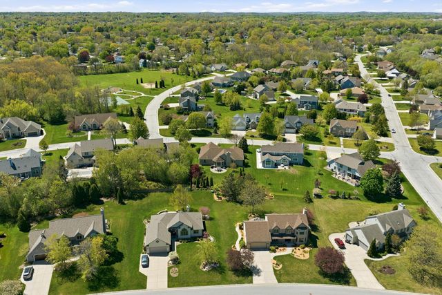13230 Foxwood DRIVE, New Berlin, WI 53151
