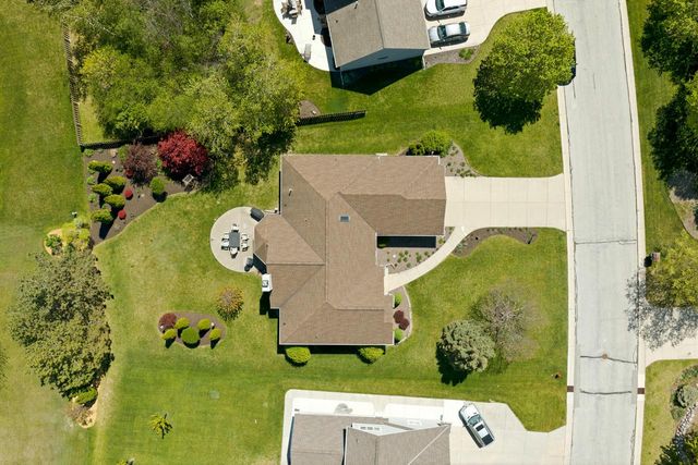13230 Foxwood DRIVE, New Berlin, WI 53151