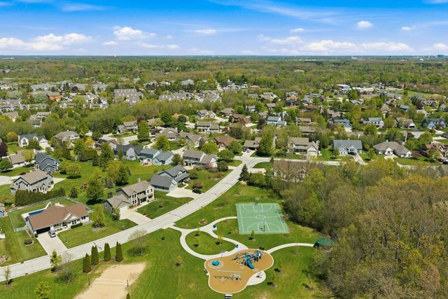 13230 Foxwood DRIVE, New Berlin, WI 53151