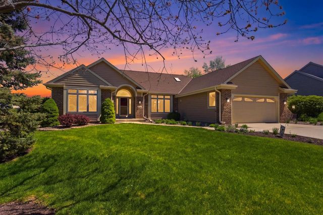13230 Foxwood DRIVE, New Berlin, WI 53151