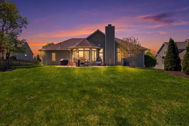 13230 Foxwood DRIVE, New Berlin, WI 53151