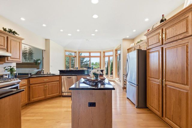 13230 Foxwood DRIVE, New Berlin, WI 53151
