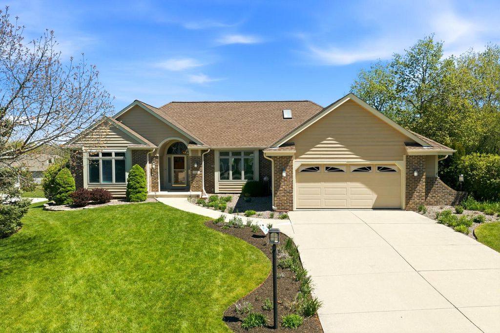 13230 Foxwood DRIVE, New Berlin, WI 53151