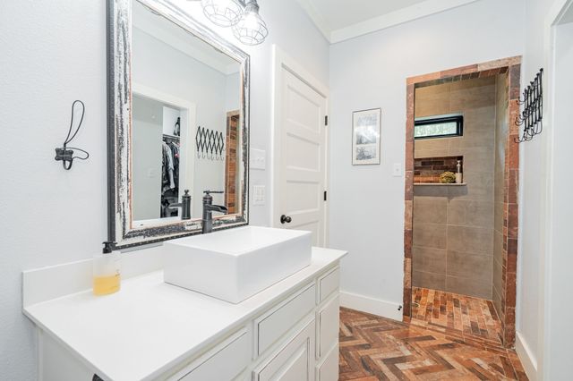 853 County Road 2215, Decatur, TX 76234