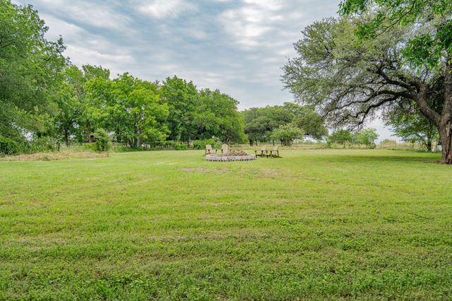 853 County Road 2215, Decatur, TX 76234