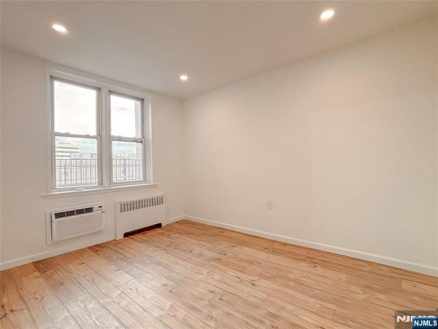 2160 Center Avenue 1I, Fort Lee, NJ 07024