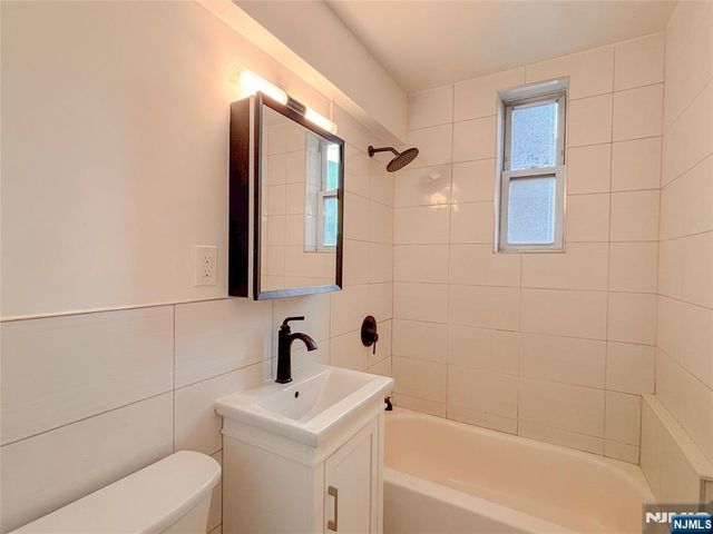 2160 Center Avenue 1I, Fort Lee, NJ 07024