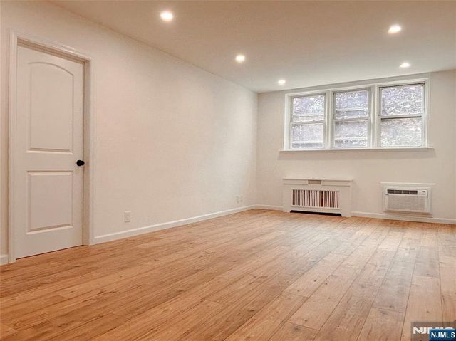 2160 Center Avenue 1I, Fort Lee, NJ 07024