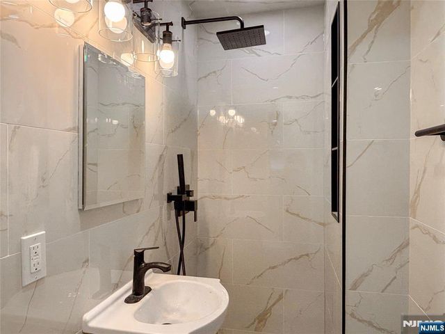 2160 Center Avenue 1I, Fort Lee, NJ 07024