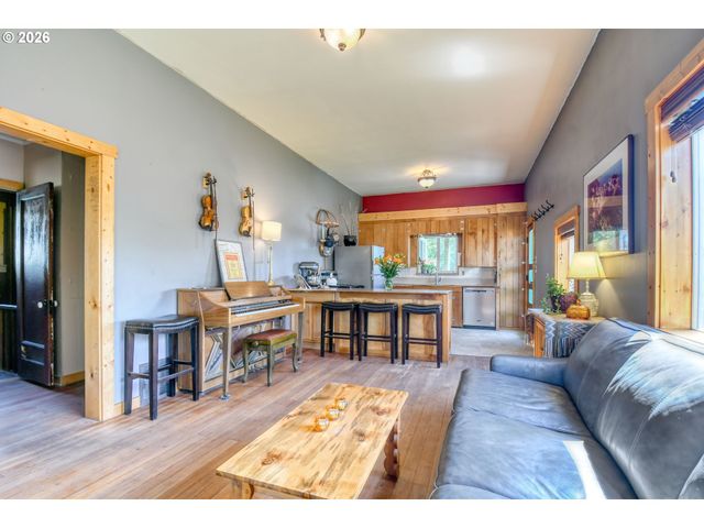 402 Nw 7TH St, Pendleton, OR 97801