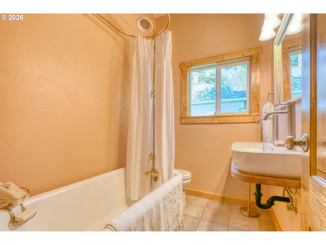 402 Nw 7TH St, Pendleton, OR 97801