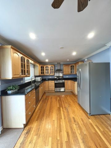 916 N Boxwood Drive B, Mount Prospect, IL 60056