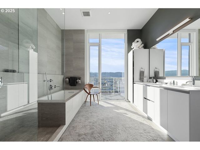 1150 Nw QUIMBY St 1912, Portland, OR 97209