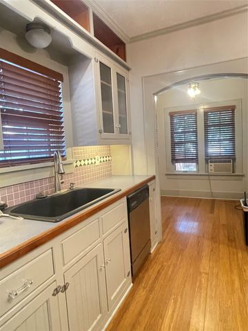 3915 Meadowbrook Drive, Fort Worth, TX 76103