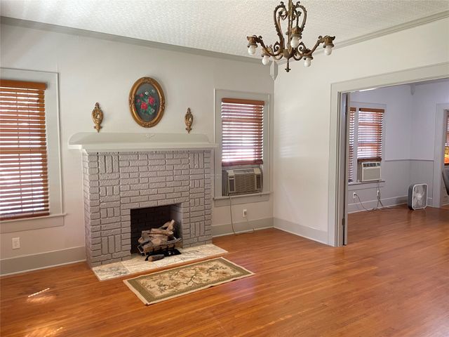 3915 Meadowbrook Drive, Fort Worth, TX 76103