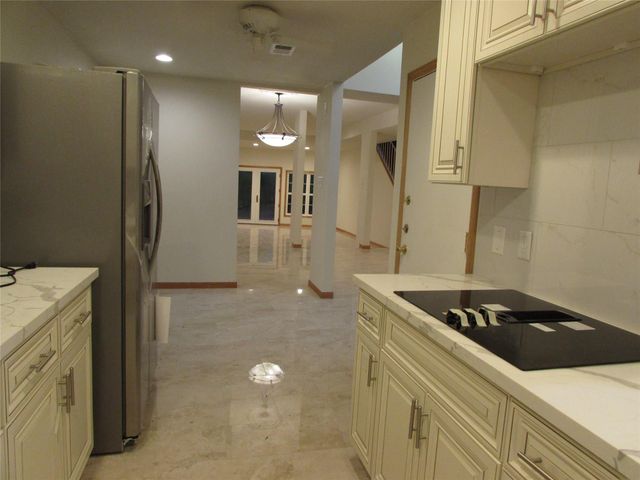 201 Vanderpool Lane 19, Houston, TX 77024