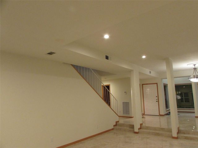 201 Vanderpool Lane 19, Houston, TX 77024