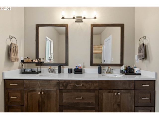 881 MEDINA Ave, Sutherlin, OR 97479