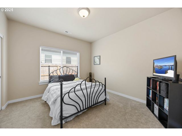 881 MEDINA Ave, Sutherlin, OR 97479