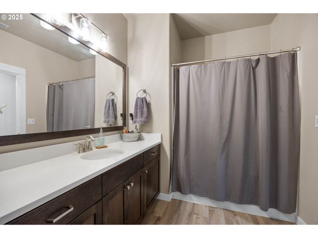 881 MEDINA Ave, Sutherlin, OR 97479