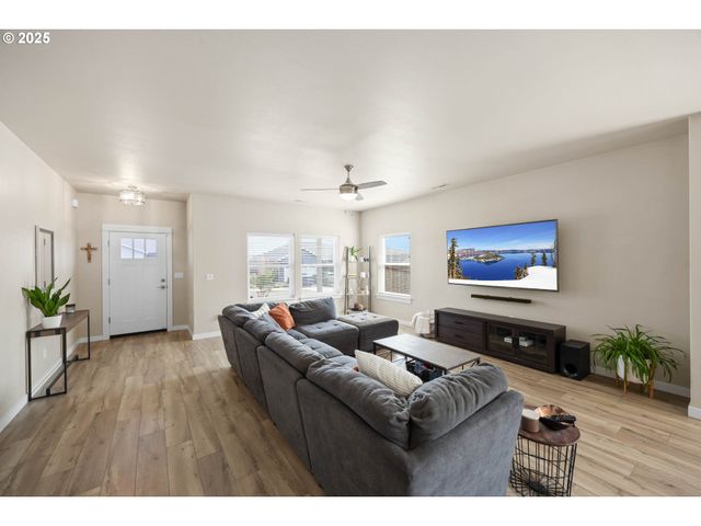 881 MEDINA Ave, Sutherlin, OR 97479