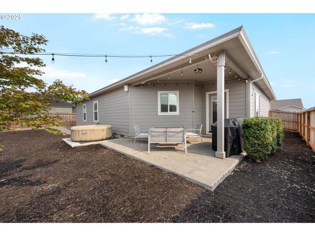 881 MEDINA Ave, Sutherlin, OR 97479