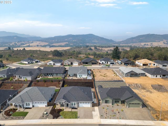 881 MEDINA Ave, Sutherlin, OR 97479