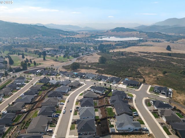 881 MEDINA Ave, Sutherlin, OR 97479