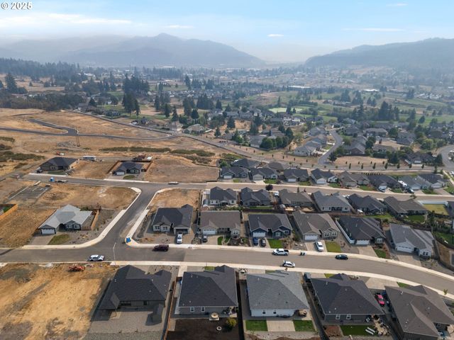 881 MEDINA Ave, Sutherlin, OR 97479