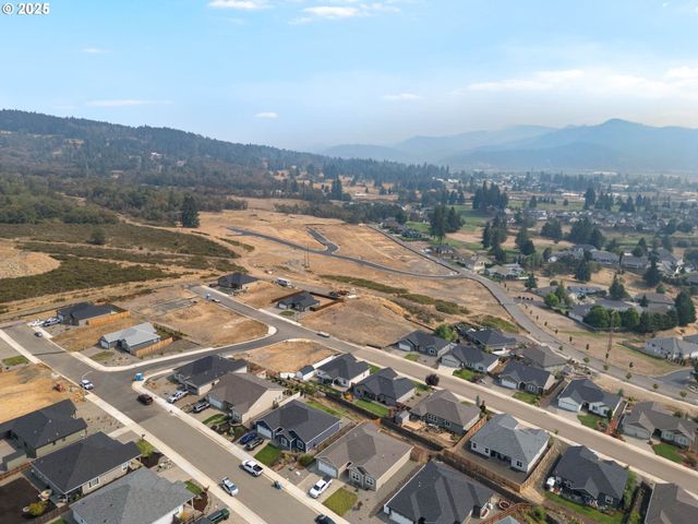 881 MEDINA Ave, Sutherlin, OR 97479