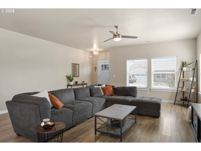 881 MEDINA Ave, Sutherlin, OR 97479