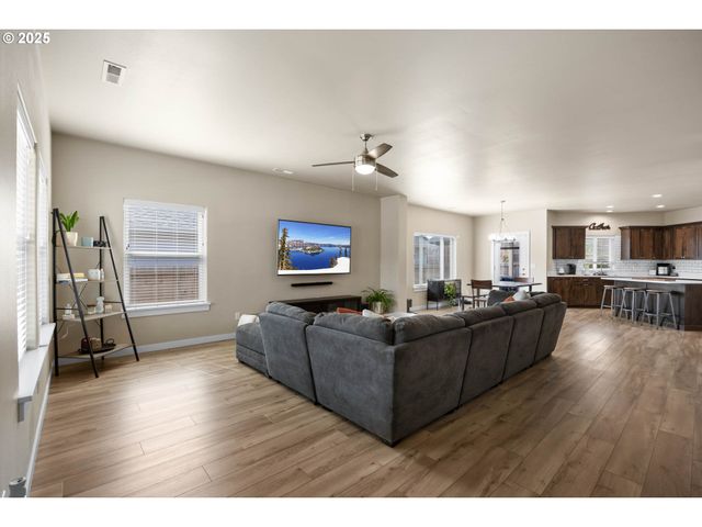 881 MEDINA Ave, Sutherlin, OR 97479