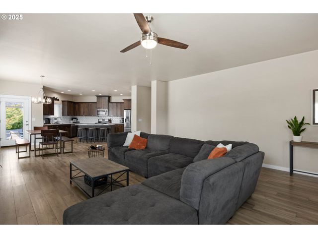 881 MEDINA Ave, Sutherlin, OR 97479