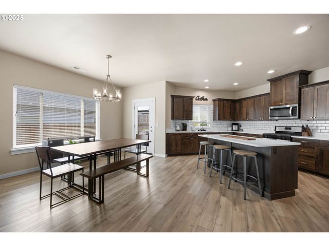 881 MEDINA Ave, Sutherlin, OR 97479