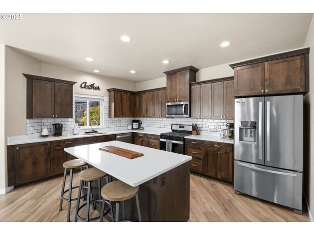 881 MEDINA Ave, Sutherlin, OR 97479