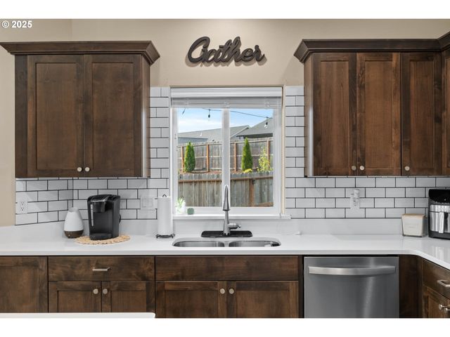 881 MEDINA Ave, Sutherlin, OR 97479