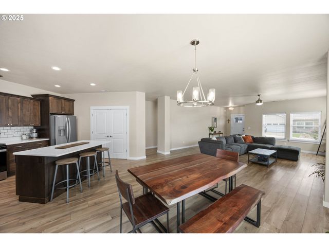 881 MEDINA Ave, Sutherlin, OR 97479