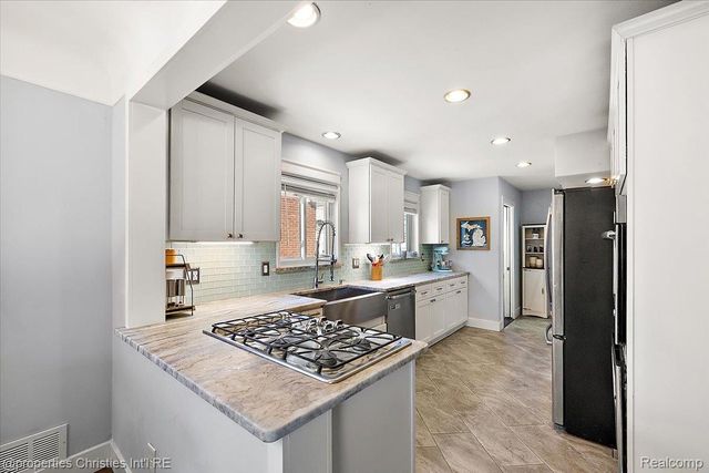 816 W Baker Avenue, Clawson, MI 48017