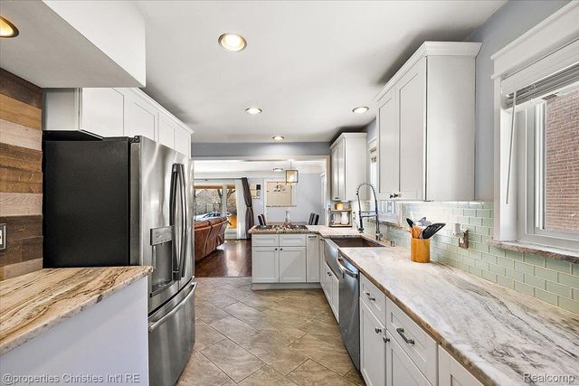 816 W Baker Avenue, Clawson, MI 48017