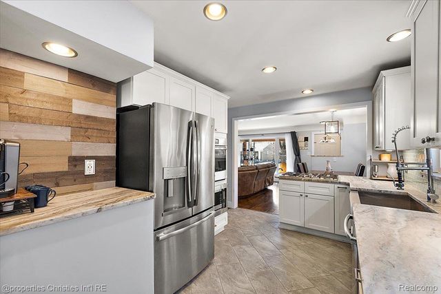 816 W Baker Avenue, Clawson, MI 48017