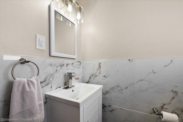 816 W Baker Avenue, Clawson, MI 48017