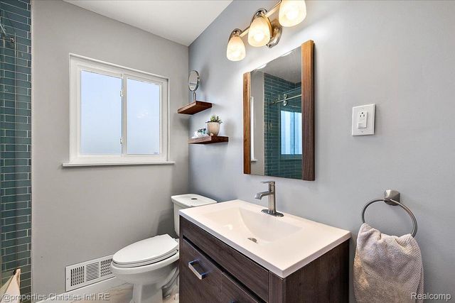 816 W Baker Avenue, Clawson, MI 48017