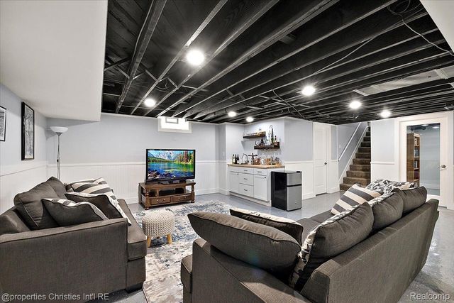 816 W Baker Avenue, Clawson, MI 48017