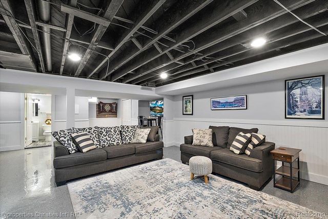 816 W Baker Avenue, Clawson, MI 48017